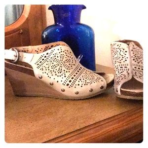 Comfy peep toe wedge sandals